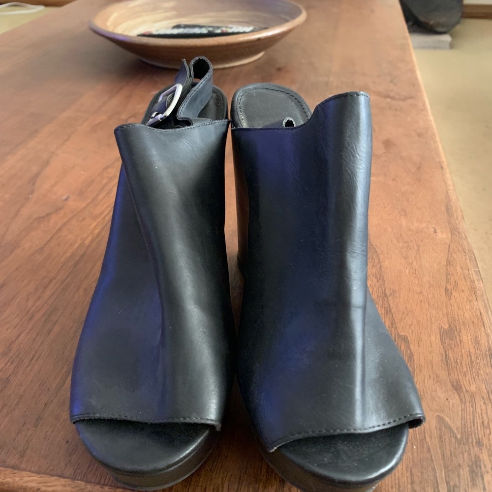 Black wedges